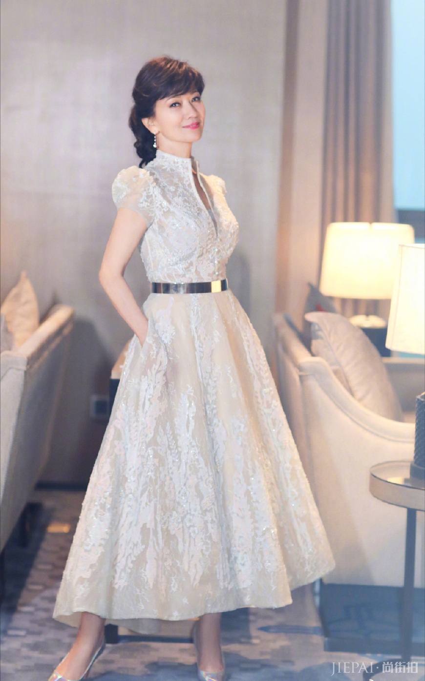 赵雅芝穿白色V领连衣裙优雅大方