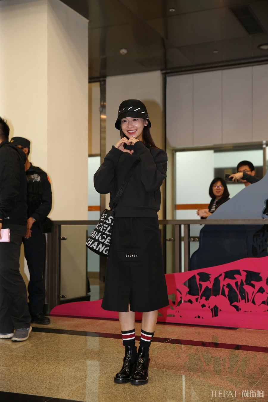 吴谨言穿最好看的一次,卫衣配直身裙居然显洋气,就是脸太油了