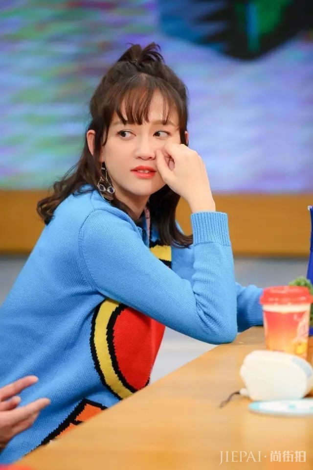 38岁陈乔恩换新发型，新的中长发发型减龄又文艺！