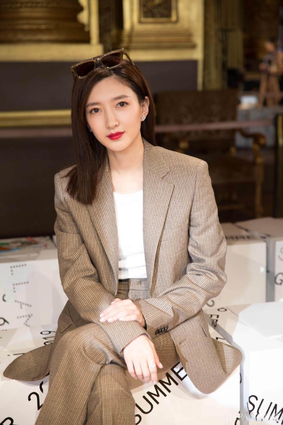 江疏影身穿经典条纹西装 亮相巴黎时装周