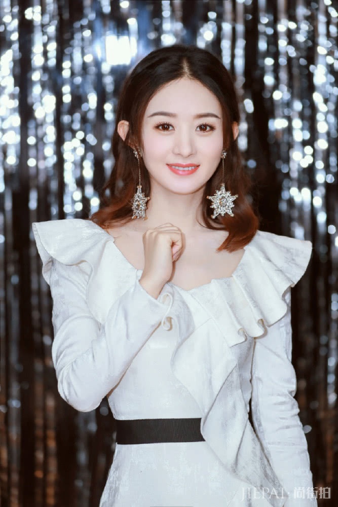 赵丽颖美呆了,一身粉色连衣裙搭配秒变18岁少女