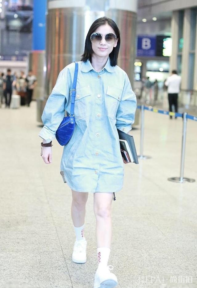 黄圣依衬衫裙搭配学生袜,本想装嫩结果穿出小短腿,可这次没穿好!