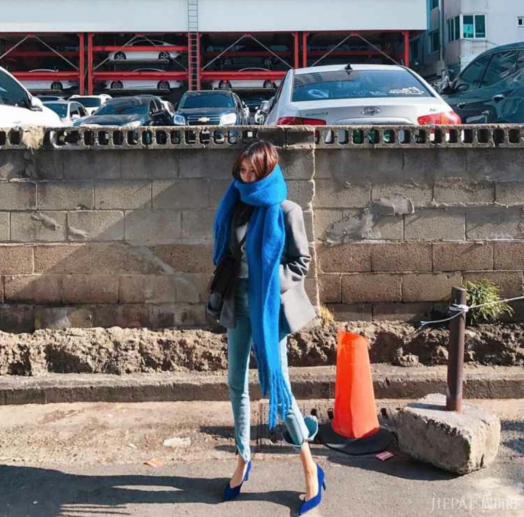 欧美秋冬街拍，围巾这样系既时髦又好看