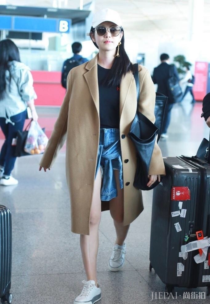 陈妍希驼色大衣配超短裤,当看到她露出的腿后我无语了