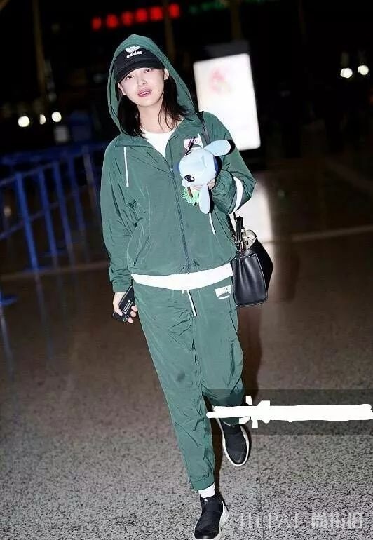 辛芷蕾街拍 非常接地气 素颜出门眉毛都不画！