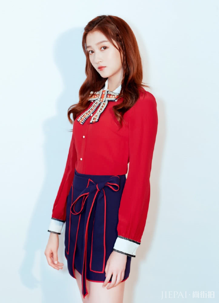 173cm的关晓彤颜值高，红装配油发也能轻松驾驭