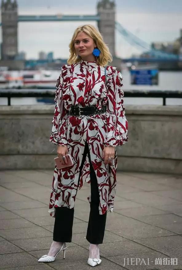 秋天女生穿什么袜子好看 看看今天尚街拍的推荐吧