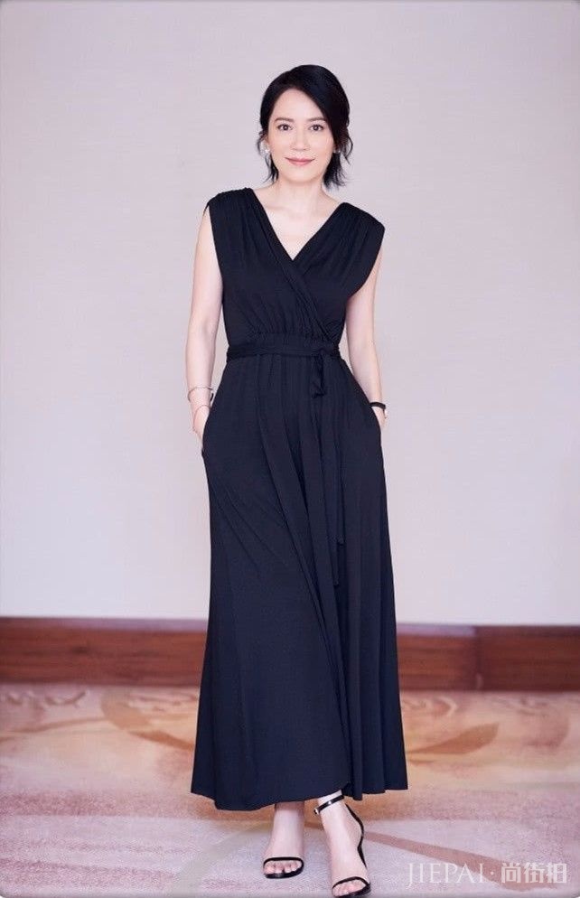 俞飞鸿简单黑白色就穿出了高级感,气质别人模仿不来