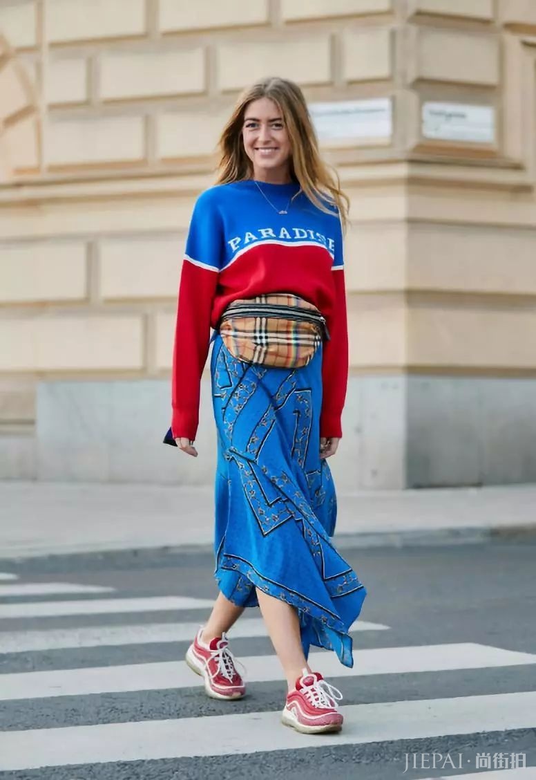 今年冬天流行卫衣+半裙穿火了,这身搭配满分