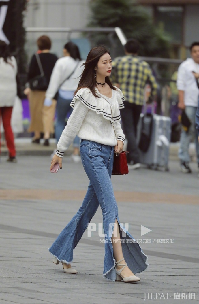 秋季毛衣搭配的好，撞衫也不怕，看街头美女穿出仙女气质