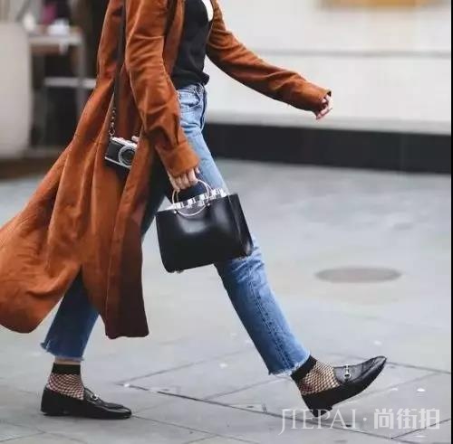 秋天女生穿什么袜子好看 看看今天尚街拍的推荐吧