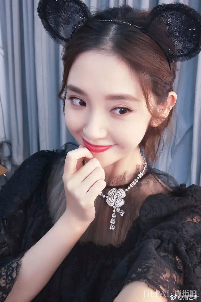 唐艺昕真会化妆 选唇色品味简直好的不要不要的