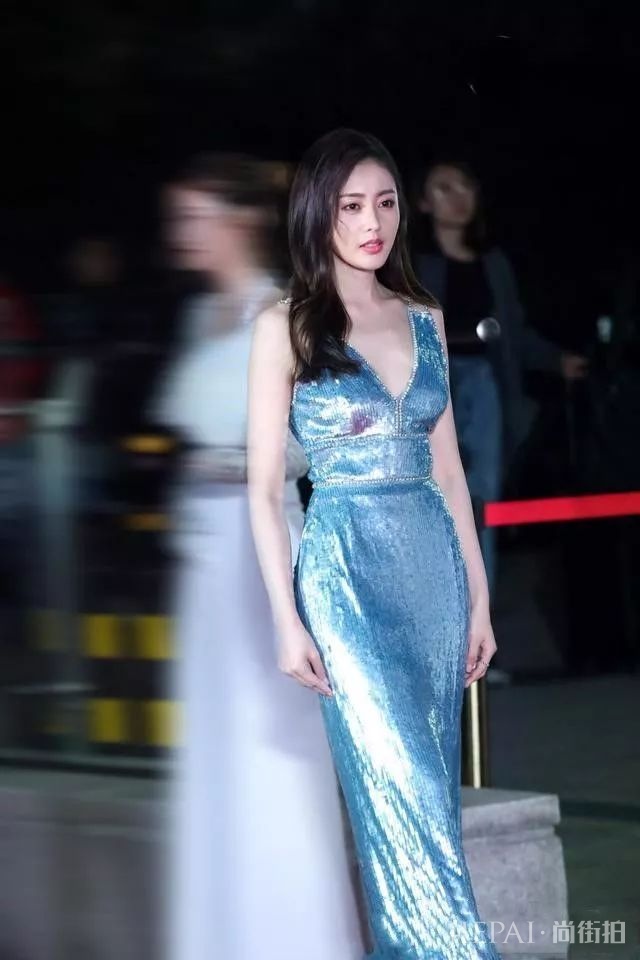 瘦不瘦全靠打光,张天爱将“湖水”穿身上,宽胯不显出来才怪!