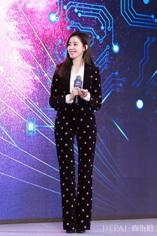 秋冬如何穿衣搭配技巧，丝绒裤能给你时髦和安全感