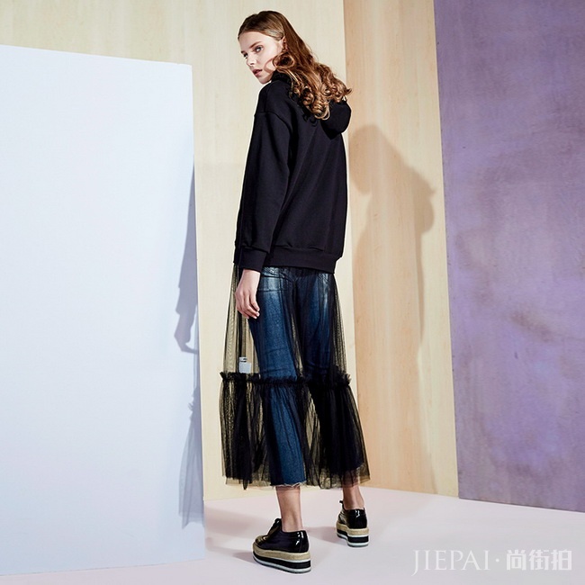 今年流行这样搭，“网纱裙+卫衣”混配