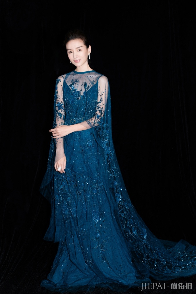 董洁长裙曳地亮相慈善晚宴 秉公益初心为爱助力