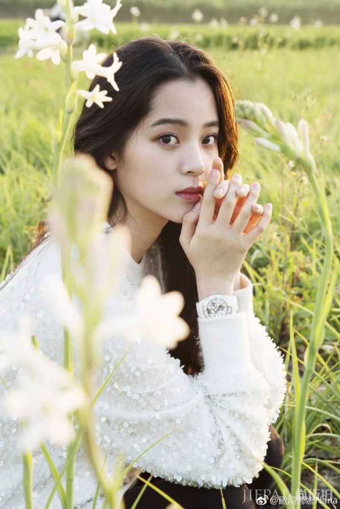 关晓彤凭一条评论上热搜,不仅恋情甜蜜超吸睛,妆容更抢眼