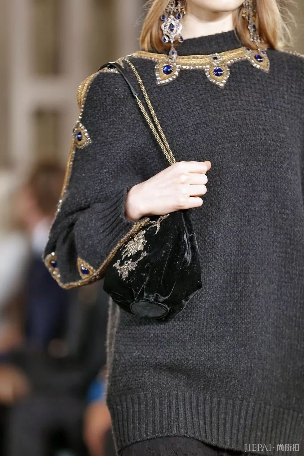 复古风盛行的当下，看欧美明星和街头潮人背这样的包包更出彩