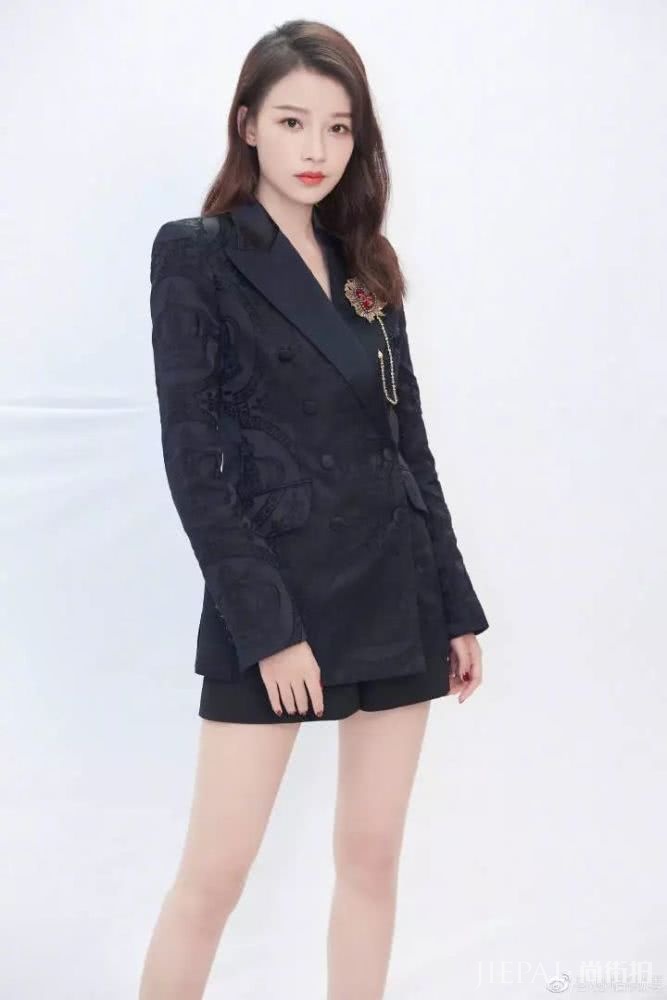 自带美白滤镜的时髦“怡”,去巴黎看秀也太甜了吧