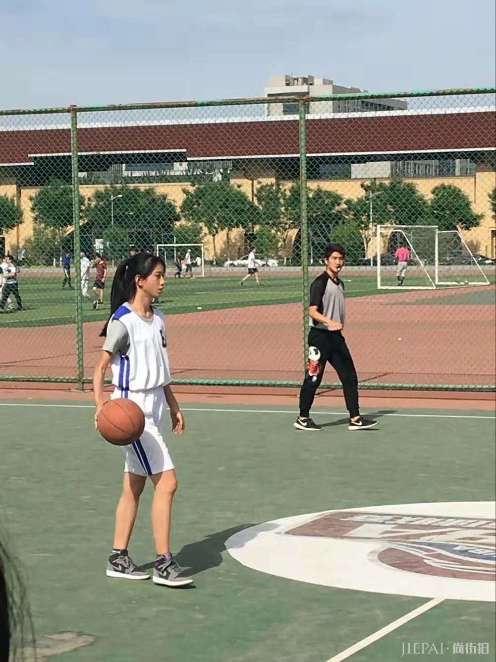 狐友国民校花杨雯：文能唱歌秀才艺，武能下场打篮球