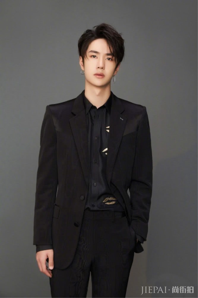 UNIQ五子同穿西装,化身儒雅绅士,散发迷人魅力,谁更帅?