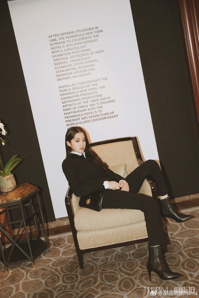 欧阳娜娜时尚杂志造型有点浮夸,网友评论像螳螂