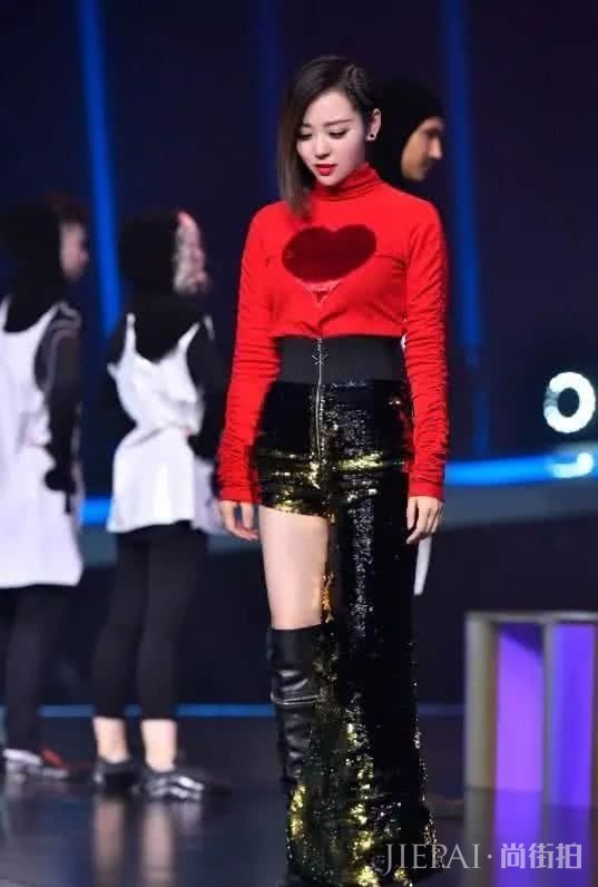 张靓颖真会穿，裤子竟然是一半长一半短，网友：逼死强迫症的设计