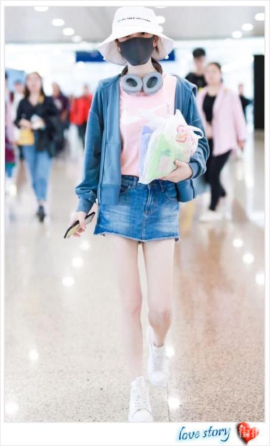 冯提莫穿超短裙不得了,胸以下全是腿,真会搭