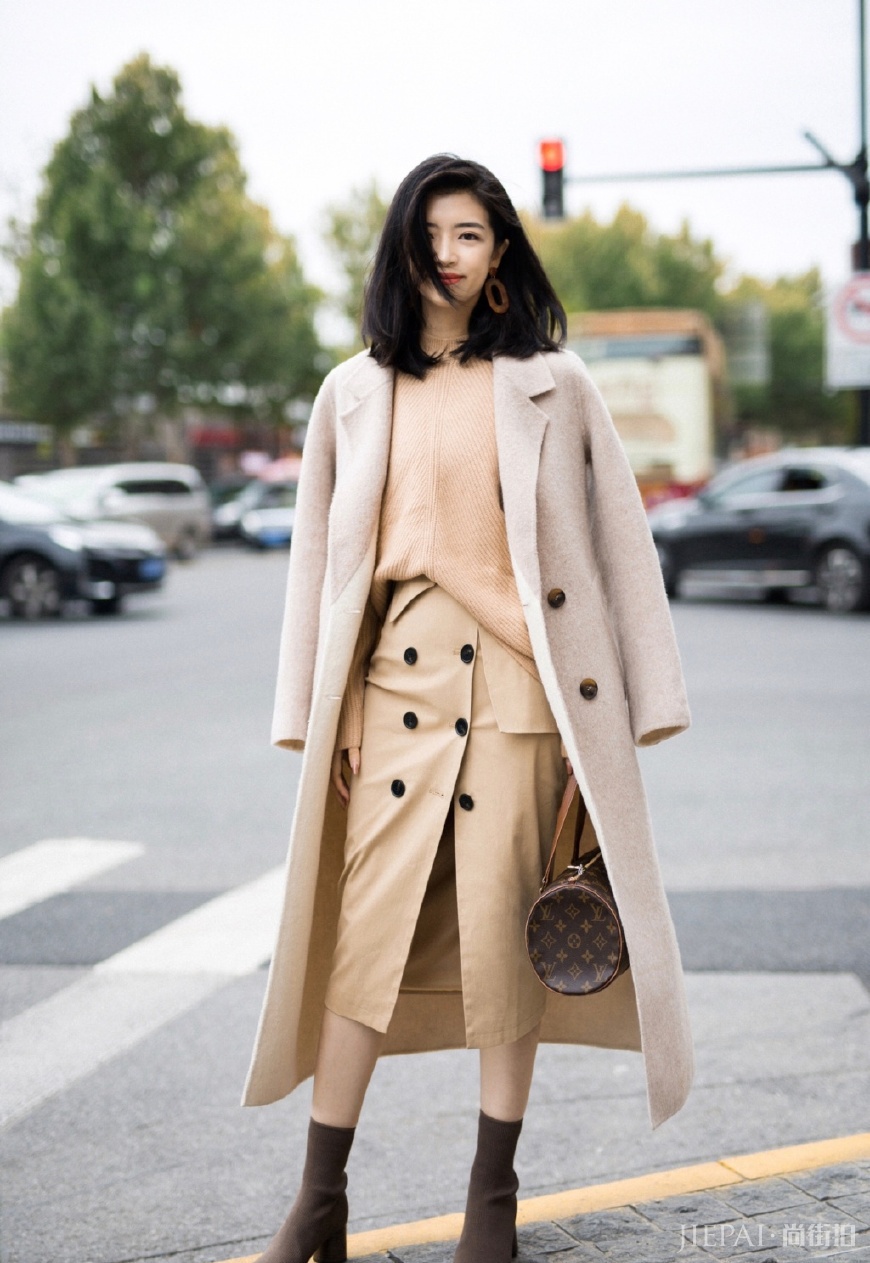 大衣搭配短裙,让你分分钟迷倒男同事,适合上班族的穿搭
