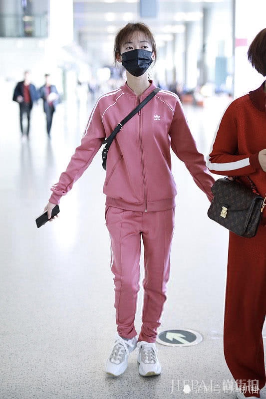 同样素颜，吴谨言同框陈乔恩，状态真的不一样