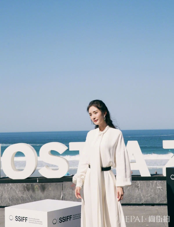 32岁杨幂硬穿出了18岁的样子!白色短袖+黄色吊带裙,真美