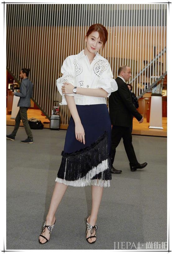 乔欣豁出去了,短裙就靠一根拉链支撑,网友:秀长腿也要有底线