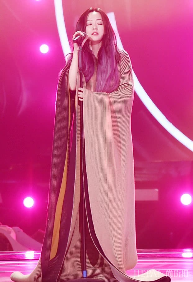 舞台上的张靓颖霸气十足,162的身高硬是驾驭起180的袖子!