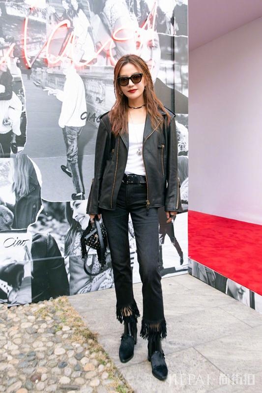 赵薇瘦后美得太高级!百褶裙搭出了少女感,身材终于配得上脸了