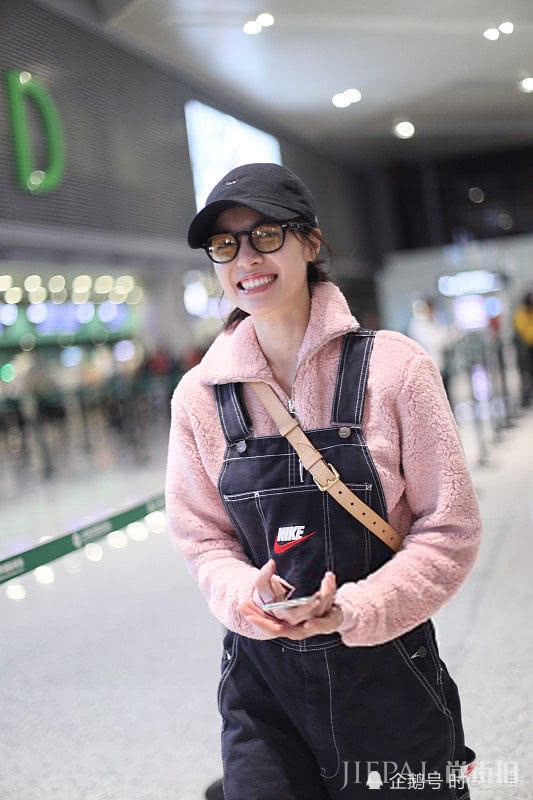 25岁钟楚曦穿背带裤素颜现身机场，变身女版“萧敬腾”