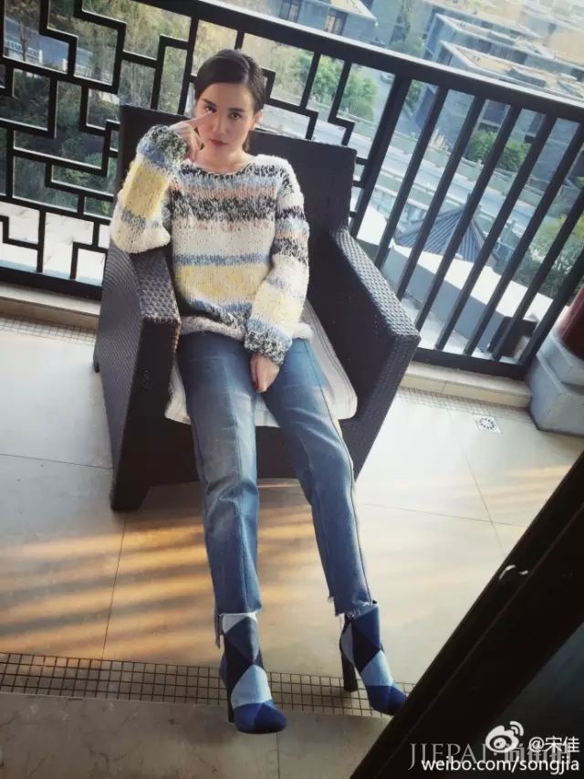 毛衣和牛仔裤怎么穿搭，照着宋佳刘雯的穿法走应该没错！