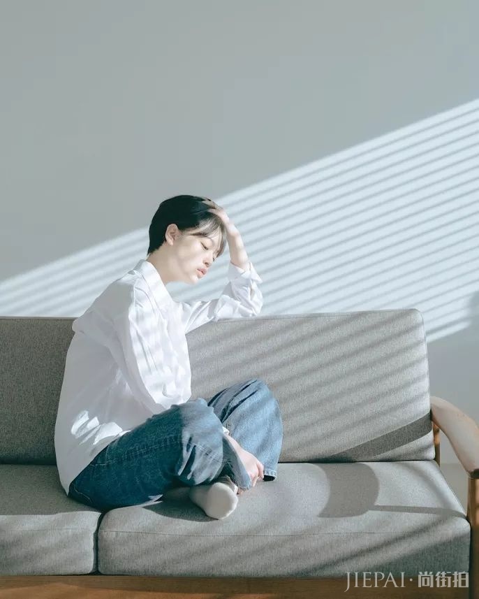 短发女生不够性感？下面给你看看这个五官精致的韩国短发模特…