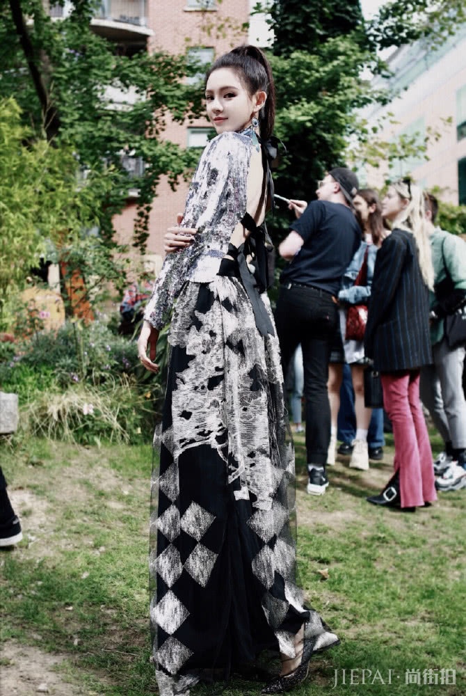 张予曦穿一件红色裙子就能撑得住场面,一般人驾驭不了