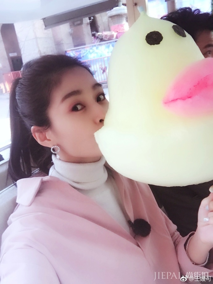 王媛可晒与“小黄鸭”合影 网友：纯妃娘娘也要加油鸭