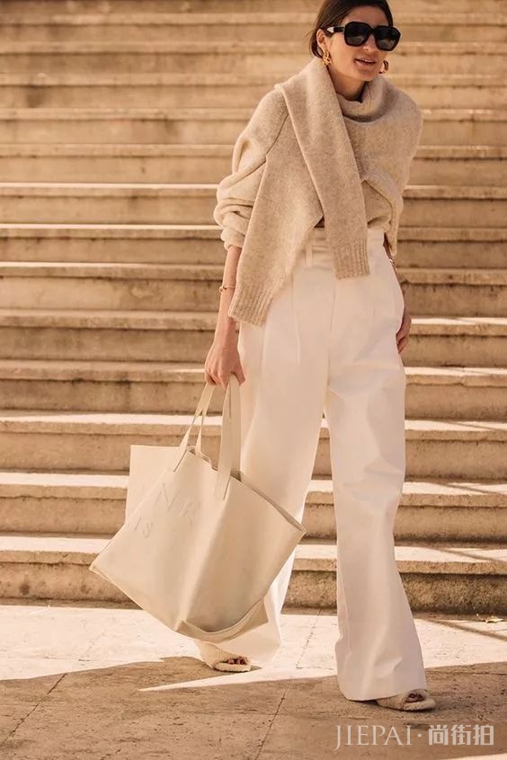 今年秋冬，毛衣的另一种流行穿法叫：披着穿