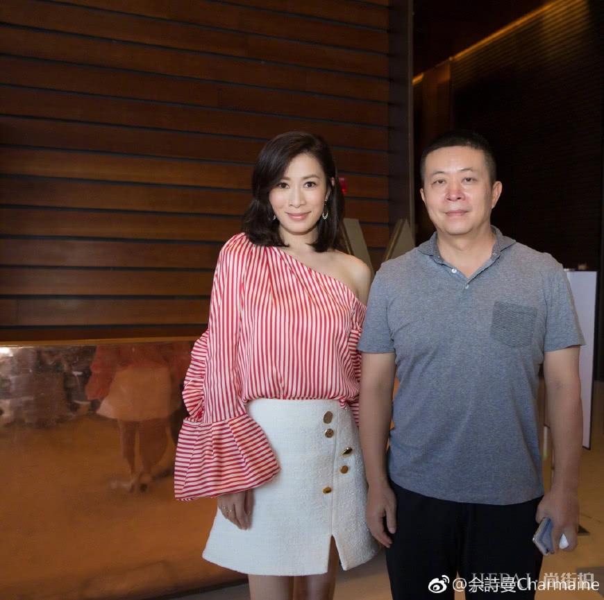 佘诗曼身穿火红色西服套装,皇后变霸道女王,满满时尚大片感