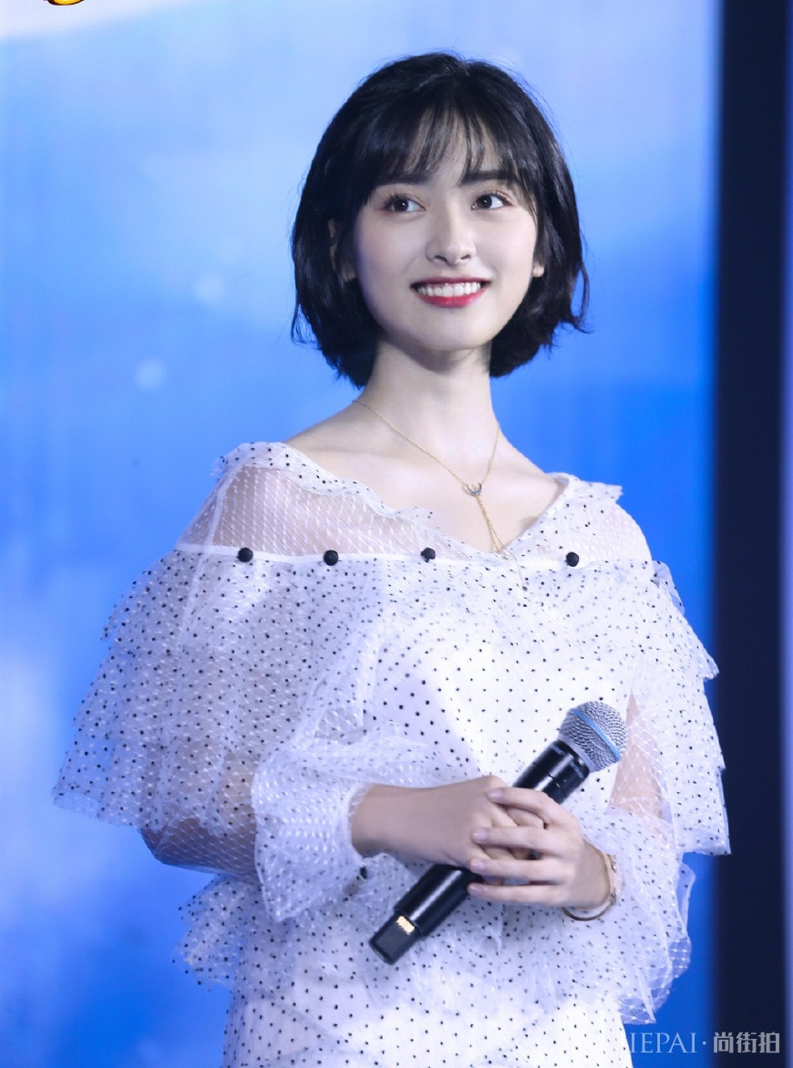 沈月剪了波波头，造型美出了新天际，秒变漫画少女