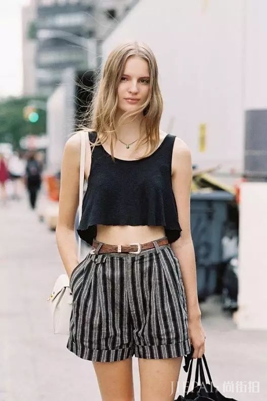 上衣越短越显瘦？欧美街拍告诉你想要显高时髦应该这样穿！