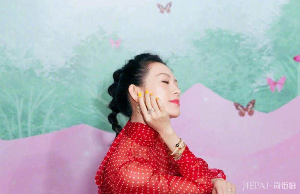 39岁章子怡出席活动，穿波点裙扎葫芦辫，少女气质依旧很惊艳