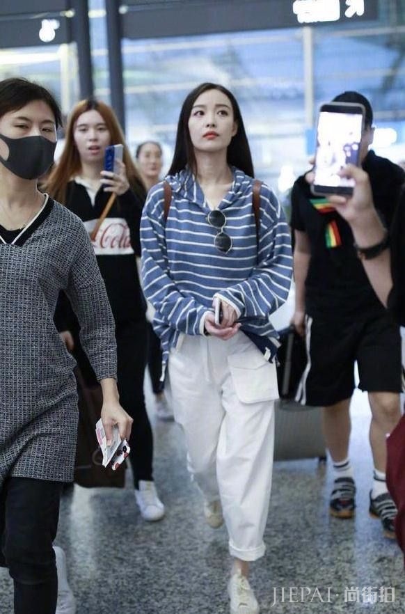 冯绍峰前女友倪妮惊现机场，休闲套装，还是老样子！