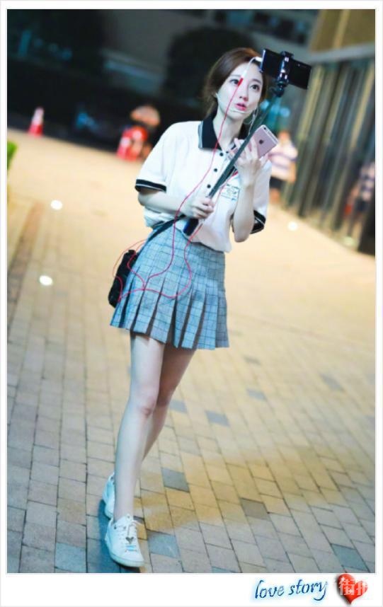 冯提莫穿超短裙不得了,胸以下全是腿,真会搭