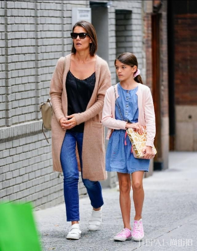 小苏瑞不穿粉色美回小时候，40岁阿汤嫂油头配风衣衣品一言难尽