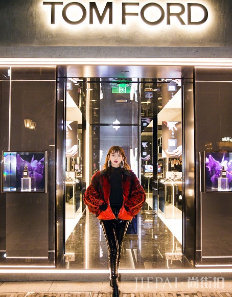 戚薇好不容易才穿裙子,不仅开叉还露肩?这套穿法太雷人了