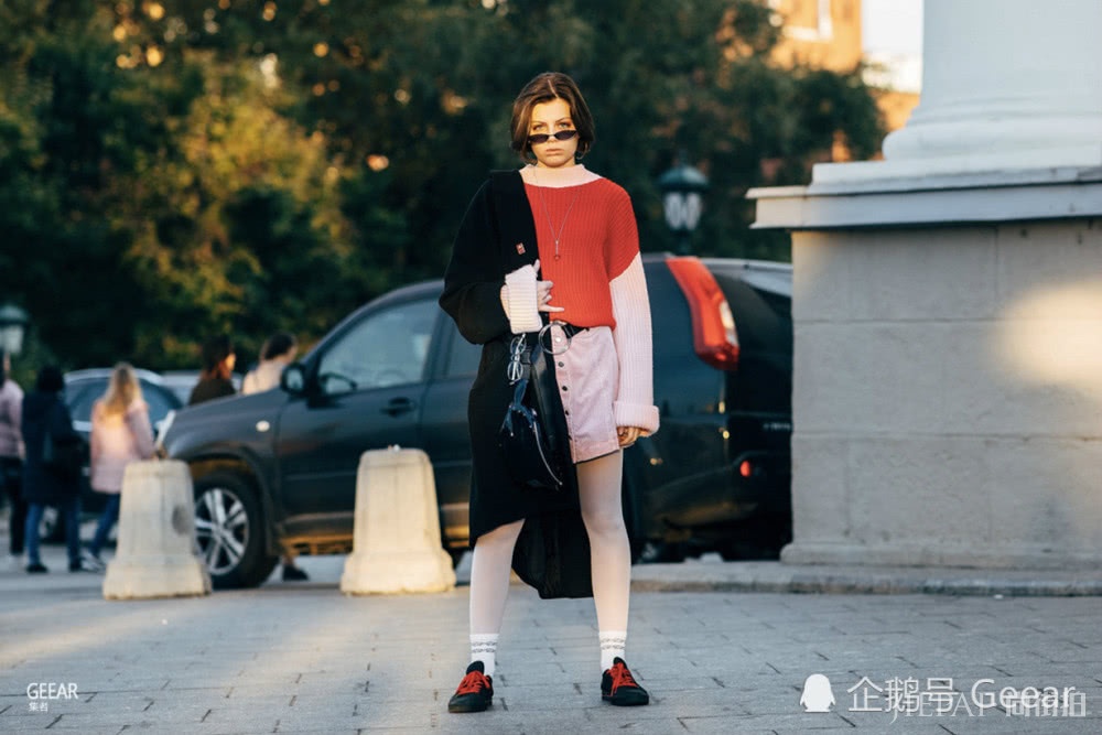 来自俄罗斯时装周的街拍搭配灵感！秋冬季的一抹亮色点缀