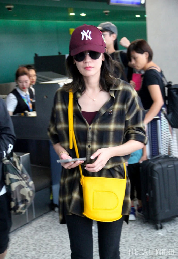 贾静雯气质好!红裙配油发也能穿出时尚大片感